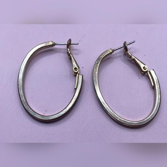 Unbranded Gold Tone Oval Hoop Earrings Womens Lever Back Hinged Pierced Pair - Picture 1 of 2